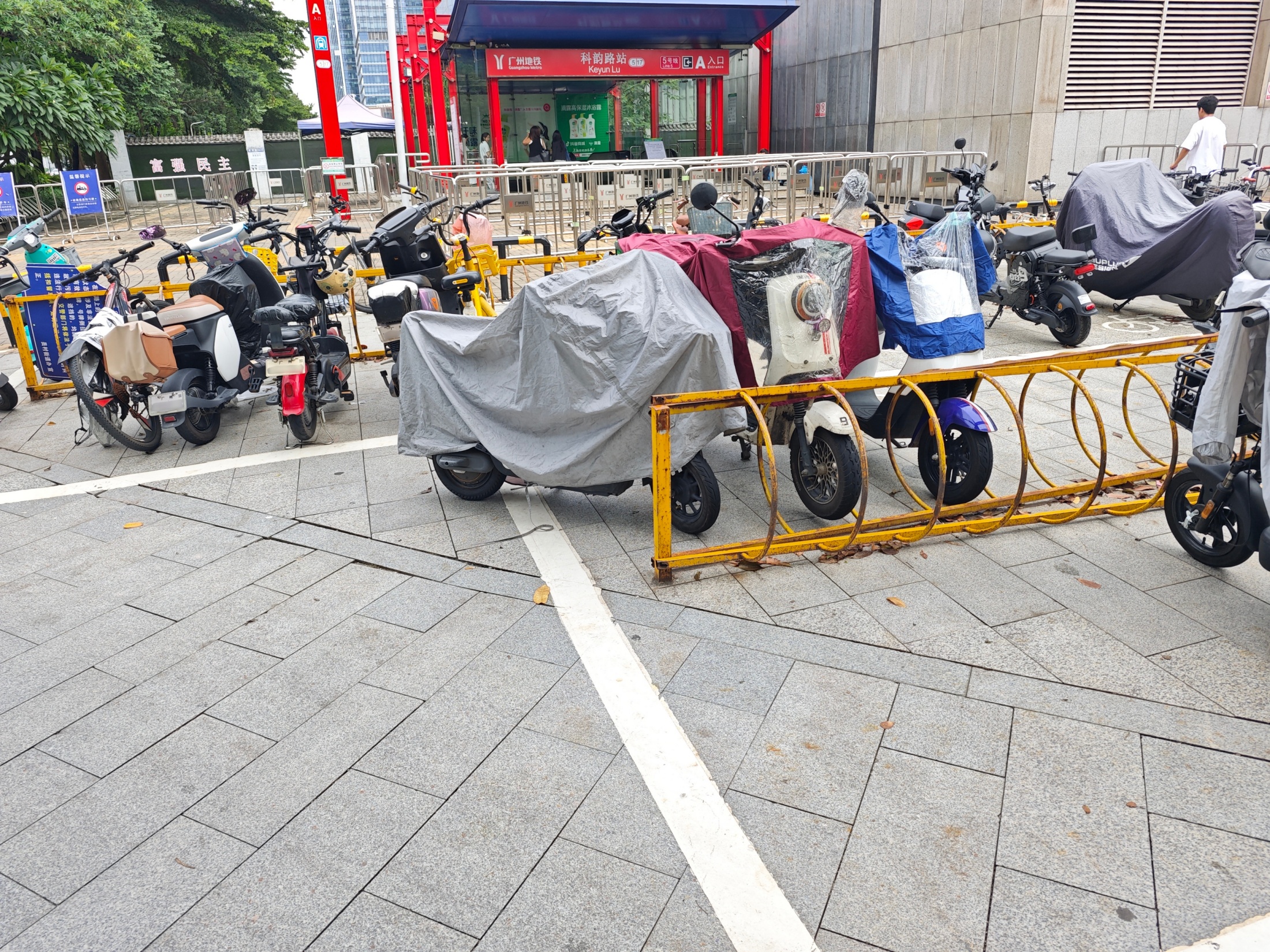7月22日，广州市天河区科韵路地铁站A口外，非机动车停放区域有大量空位。实习生 陈星摄