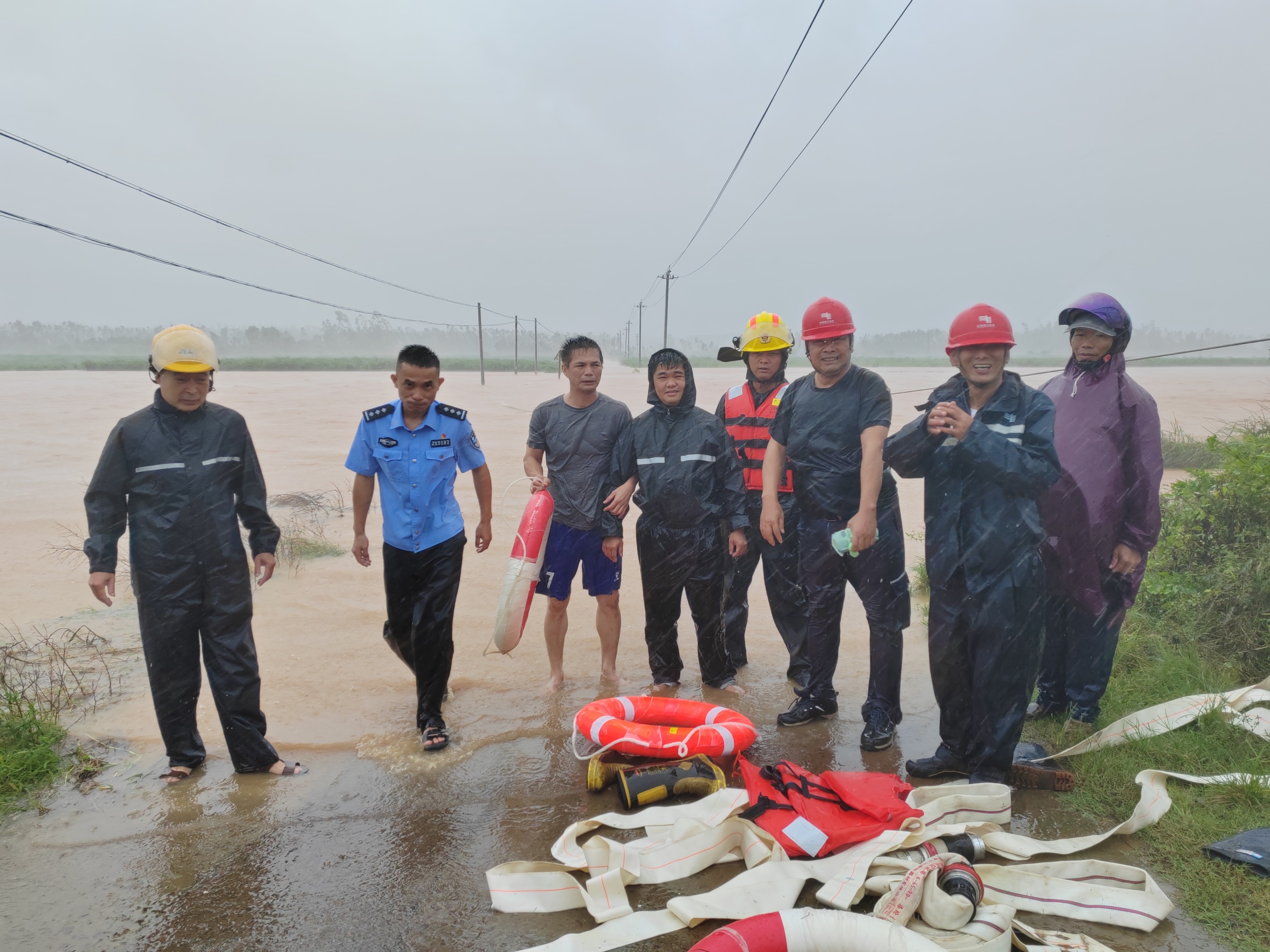 当地公安民辅警、镇应急办工作人员将被困群众成功解救至安全地带。湛江市公安局供图